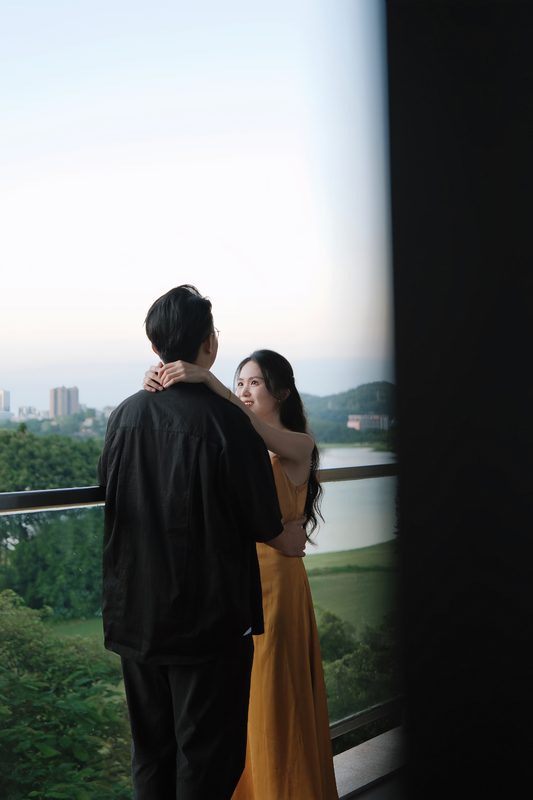 订婚 · 阳台依偎
